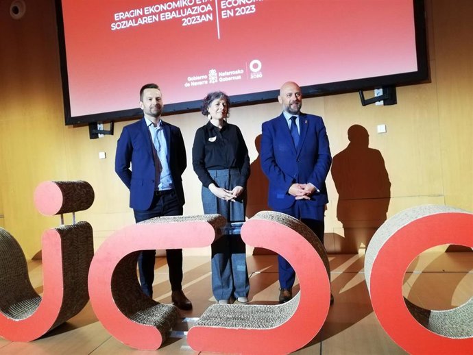 Ramón Urdiáin, gerente de NICDO y los consejeros Rebeca Esnaola y José Luis Arasti en la presentación del estudio de impacto económico de NICDO.