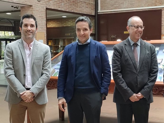 El candidato a rector de la USAL, Juan Manuel Corchado (centro), junto a integrantes de su equipo, Federico Bueno de Mata (i) y José Miguel Mateos Roco (d)