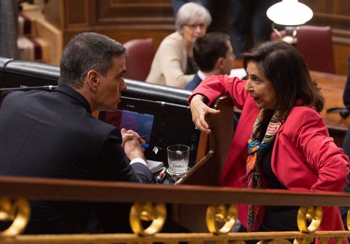 El presidente del Gobierno, Pedro Sánchez y la ministra de Defensa, Margarita Robles, durante una sesión plenaria, en el Congreso de los Diputados, a 10 de abril de 2024, en Madrid (España).