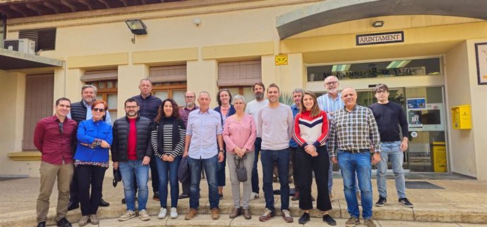 El síndic de Compromís en Les Corts, Joan Baldoví, con los diputados autonómicos Gerard Fullana y Paula Espinosa, el diputado provincial Ximo Perles y alcaldes y alcaldesas de la coalición en la Marina Alta y la Marina Baixa.