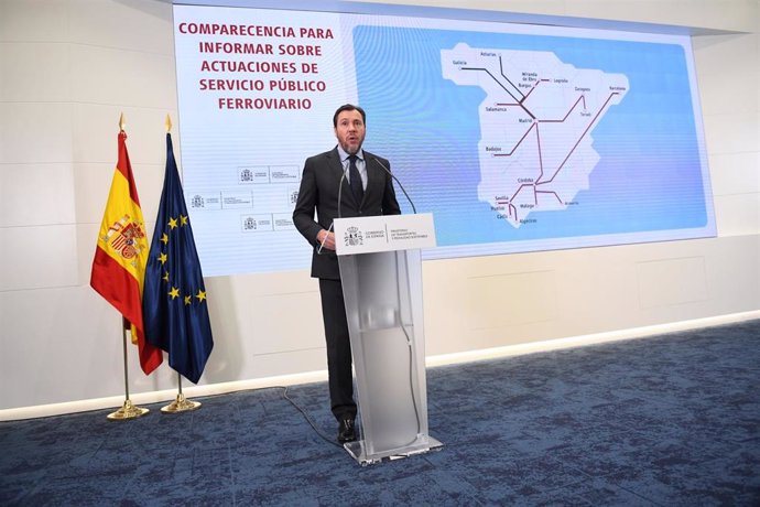 El ministro de Transportes y Movilidad Sostenible, Óscar Puente, comparece ante los medios de comunicación para trasladar información sobre actuaciones de servicio público ferroviario, en la sede del Ministerio, a 19 de abril de 2024, en Madrid (España). 