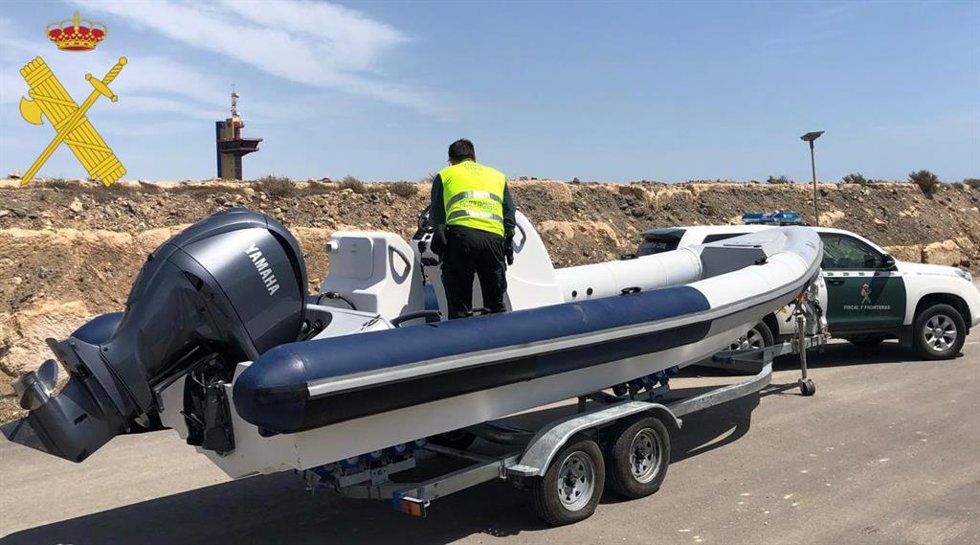 Una 'narcolancha' intervenida por la Guardia Civil en Almería.