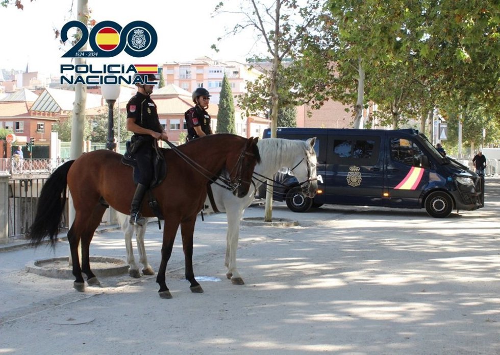 Agentes a caballo.