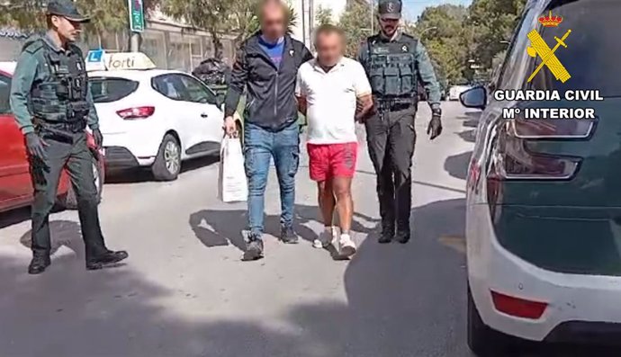 Agentes de la Guardia Civil con el detenido por los robos violentos en Calvià y Andratx.