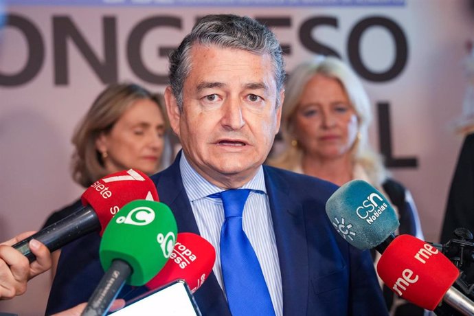 El consejero de la Presidencia, Interior, Diálogo Social y Simplificación Administrativa, Antonio Sanz, atiende a los medios en Cádiz.