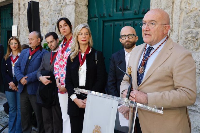 El alcalde de Valladolid, Jesús Julio Carnero, junto a su equipo de gobierno en el Museo Casa de Cervantes.