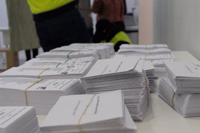 Papeletas en un colegio electoral de Bilbao.