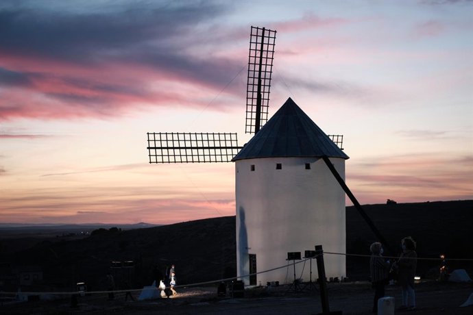 Archivo - Los niños juegan con la iluminación durante la inauguración tras su reforma del Molino-Museo de Sara Montiel, a 14 de mayo de 2021, en Campo de Criptana, Ciudad Real,  