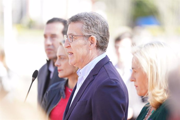 El presidente del Partido Popular, Alberto Núñez Feijóo, interviene durante un acto de campaña para las elecciones al Parlamento vasco, en la Pasarela Padre Arrupe, a 19 de abril de 2024, en Bilbao, Vizcaya, País Vasco (España). 