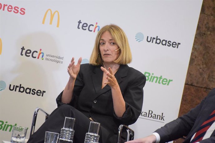 La directora corporativa de McDonald's España, Paloma Cabral,  interviene una mesa-coloquio sobre innovación en sectores clave que ha tenido lugar durante la celebración de la Jornada 'Canarias hacia el futuro', organizada por Europa Press Canarias