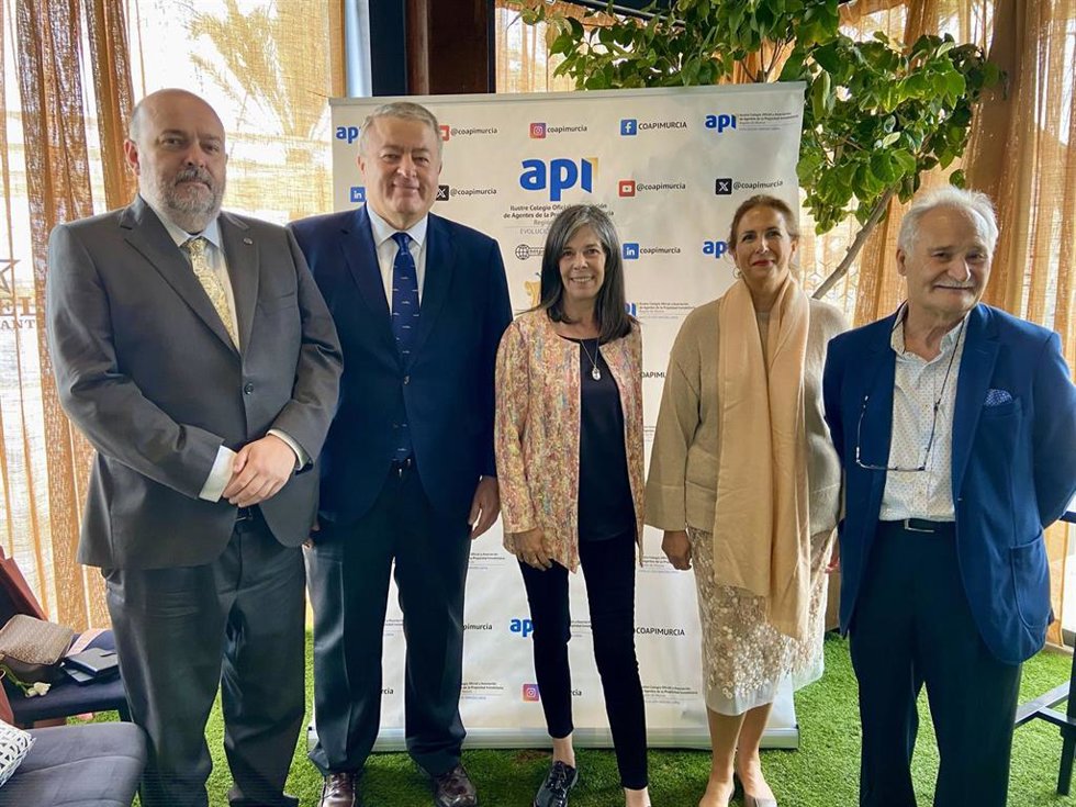 El senador del Partido Popular de la Región de Murcia, Francisco Bernabé, segundo por la izquierda, durante el 75 aniversario del Colegio de Agentes de la Propiedad Inmobiliaria de la Región