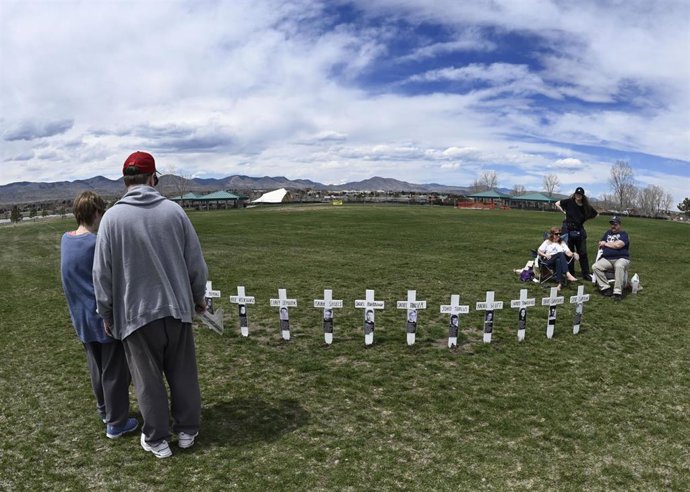 Archivo - Imagen de archivo de un memorial por los estudiantes asesinados en la escuela de Columbine, en 1999