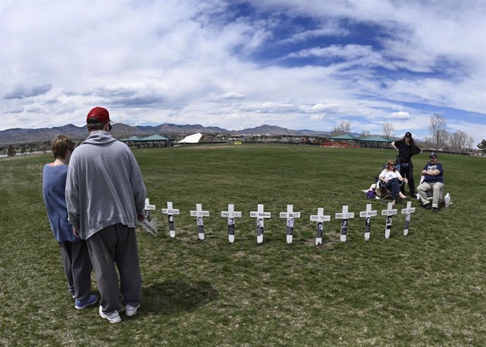 Archivo - April 20, 2019 - Littleton, Colorado, U.S. - A couple views wooden crosses with the individual names of victims at the Columbine Memorial in Littleton, Colorado, April 20, 2019. April 20 marked the 20-year anniversary of the 1999 Columbine High 