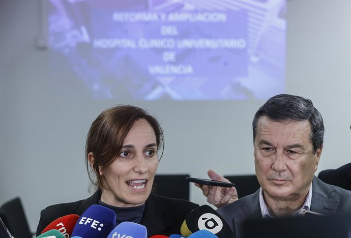 La ministra de Sanitat, Mónica García, ofereix declaracions als mitjans durant la seua visita a l'Hospital Clínic