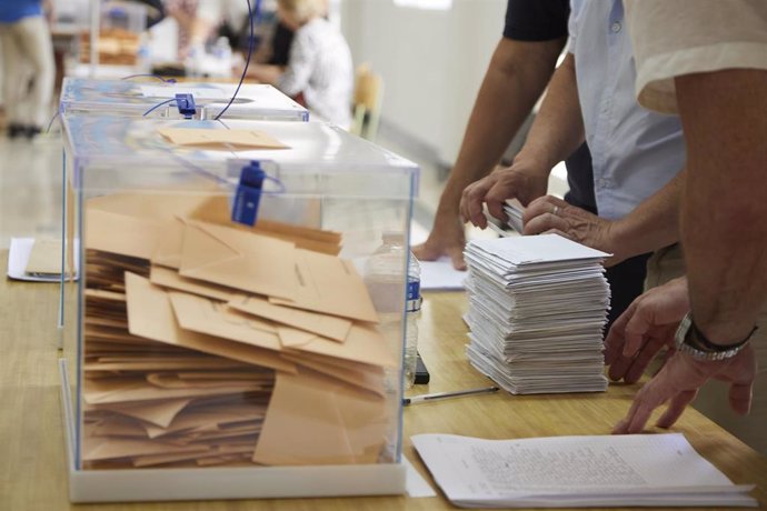Archivo - Una mesa electoral comienza a contabilizar los votos