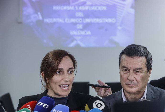 La ministra de Sanidad, Mónica García, ofrece declaraciones a los medios durante su visita al Hospital Clínico