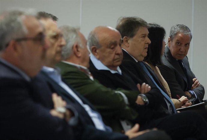 El expresidente de la Comunitat valencinaa José Luis Olivas (3d) y el expresidente de la Generalitat valenciana y exministro Eduardo Zaplana (1d) durante el juicio por Erial