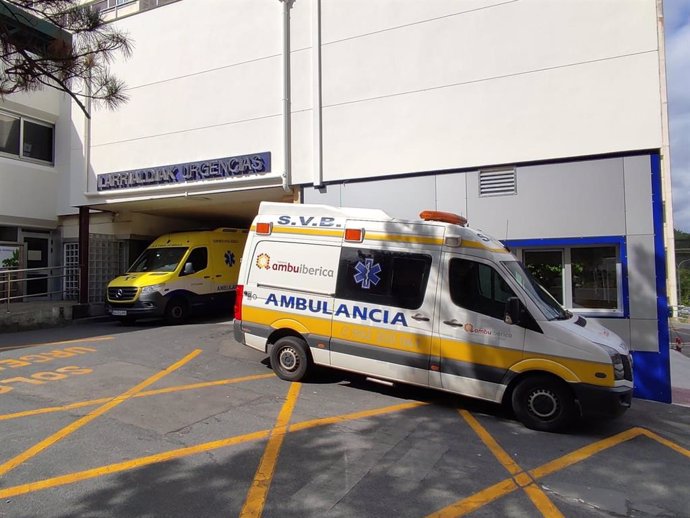 Archivo - Una ambulancia abandona el servicio de Urgencias de un hospital de Bizkaia