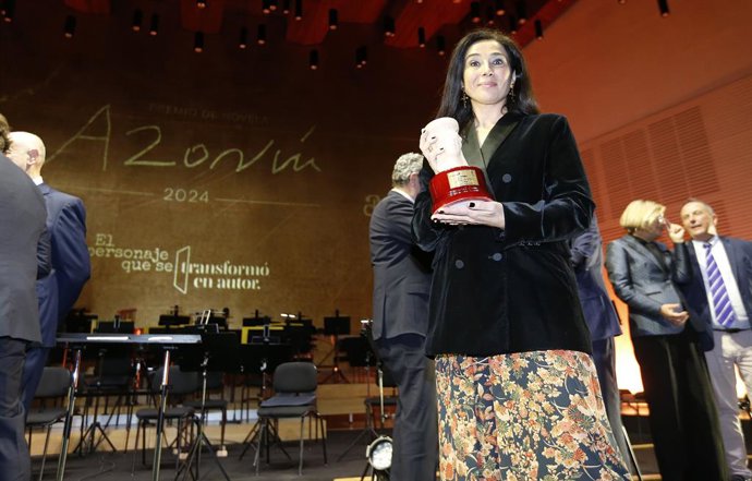 Archivo - La escritora Cristina López Barrio, galardonada con el Premio Azorín de Novela 2024 con su obra 'La tierra bajo tus pies'.