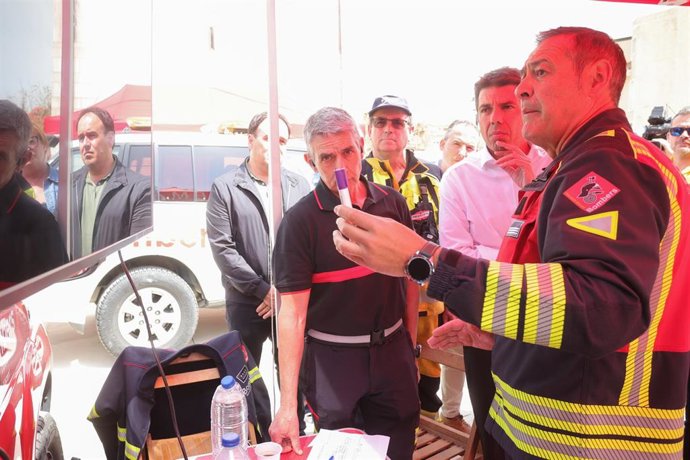 El 'president' de la Generalitat, Carlos Mazón, en el puesto de mando avanzado del incendio forestal de Tàrbena (Alicante)