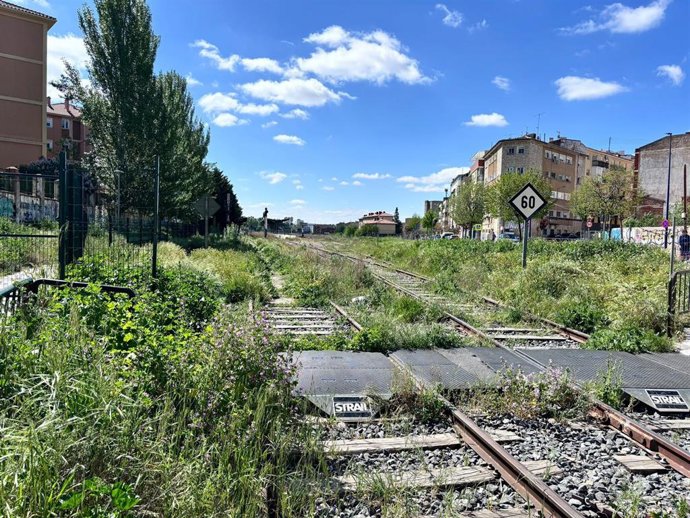 El Ayuntamiento y los vecinos de Casablanca piden a Adif que limpie los terrenos ferroviarios de Cuenca.