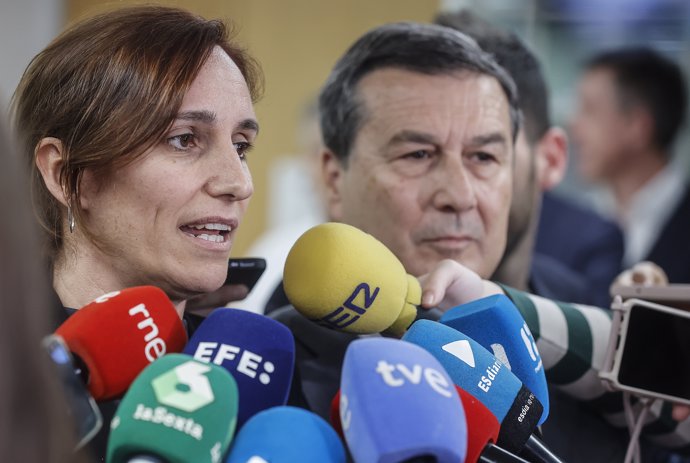 La ministra de Sanidad, Mónica García, ofrece declaraciones a los medios durante su visita al Hospital Clínico, a 19 de abril de 2024, en Valencia, Comunidad Valenciana (España).