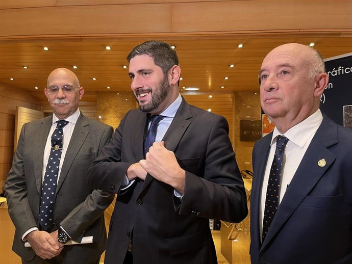 El vicepresidente primero del Gobierno de Aragón, Alejandro Nolaco, acompañado por el director del IGEAR, Fernando López, y el director general de Desarrollo Territorial, Luis Loren.