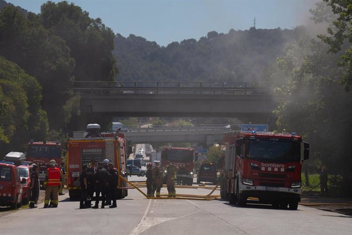 Camiones de bomberos en la zona en la que se ha producido el incendio de Montcada i Reixac