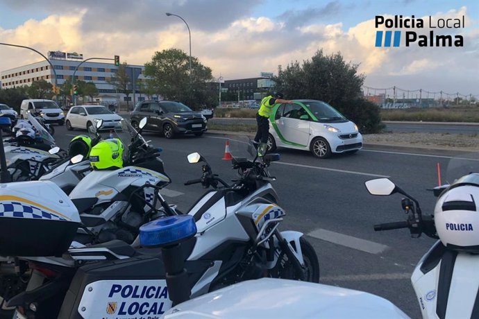 La Policía Local de Palma durante un contorl de vehículo.