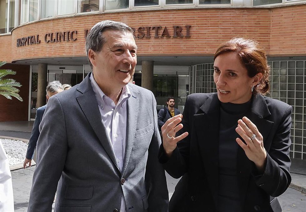 El conseller de Sanidad, Marciano Gómez y la ministra de Sanidad, Mónica García, durante su visita al Hospital Clínico de Valncia 