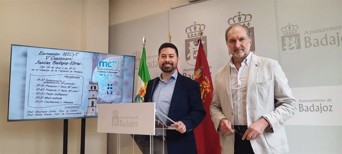 El concejal de Cultura, José Antonio Casablanca, presenta el Encuentro MECyT V Centenario Juntas de Badajoz - Elvas con el director del museo, Alfredo Álvarez.