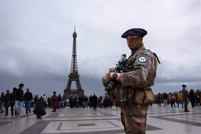 Archivo - Militar francés frente a la Torre Eiffel, en París