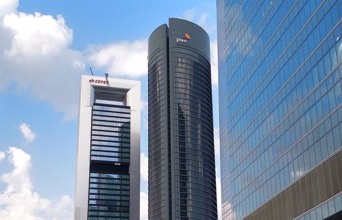 Archivo - Edificios de las sedes de PwC y Cepsa en Madrid. Torre Espacio