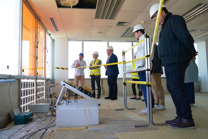 El concejal de Urbanismo, Óscar Fidalgo, junto al alcalde del Ayuntamiento de Palma, Jaime Martínez, durante la visita al edificio Gesa, donde se han instalado paneles fotovoltaicos en el marco de un proyecto europeo.