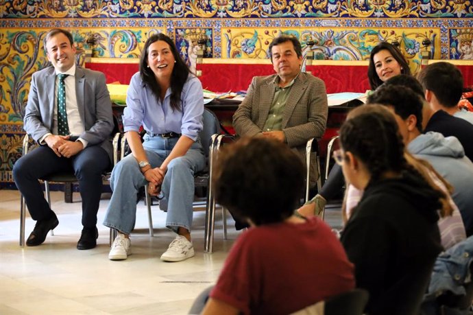 La consejera  de Inclusión Social, Juventud, Familias e Igualdad, Loles López, durante una reunión del Consejo de Participación de Menores en Acogimiento Residencial (Consejo Queen) en La Palma del Condado.