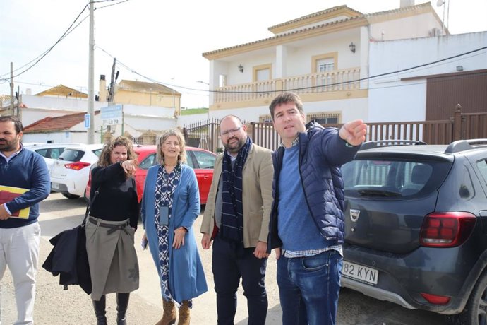 El diputado provincial Javier Bello visita la pedanía de La Ina, en Jerez de la Frontera (Cádiz).