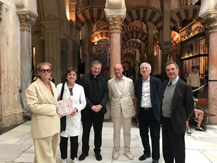 Foster (centro), entre Nieva y Fernández Galiano, junto a Ruiz-Cabrero (dcha.), durante su visita a la Mezquita Catedral de Córdoba.