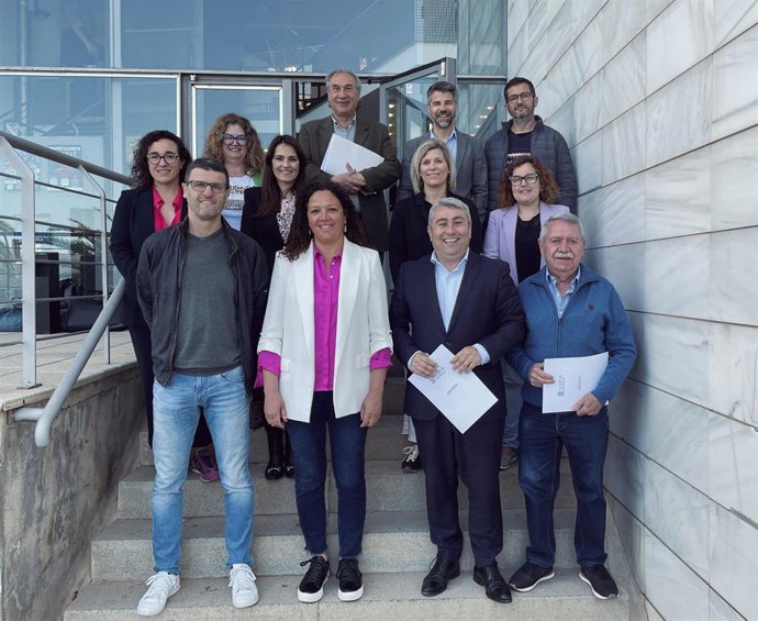 La portavoz del PSIB en el Consell de Mallorca, Catalina Cladera, junto con los alcaldes del PSIB en Mallorca.