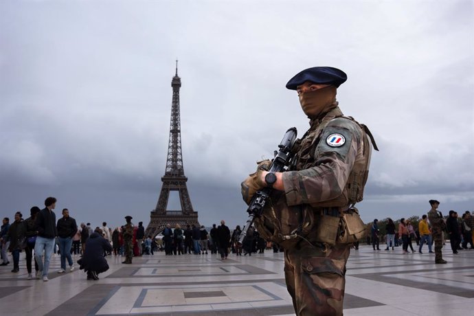 Archivo - October 21, 2023, Paris, France: A French military man from ''Operation Sentinelle' guards the Trocadero area in front of the Eiffel Tower, crowded with tourists, as France is on high alert for terrorism due to the Palestinian-Israeli conflict. 