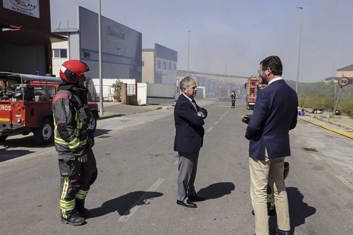 Visita del presidente de la Diputación de Córdoba, Salvador Fuentes, al incendio en la fábrica de aceite de Lucena.