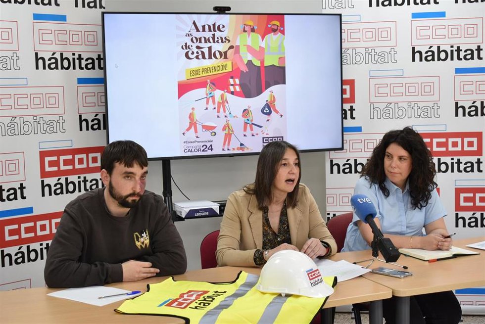 Alejandra Gesto, secretaria general de CCOO-Hábitat de Galicia; Aída Suárez, responsable estatal de Salud Laboral de CCOO-Hábitat; y Rodrigo Ponte, responsable del sector de la Construción de CCOO en A Coruña.