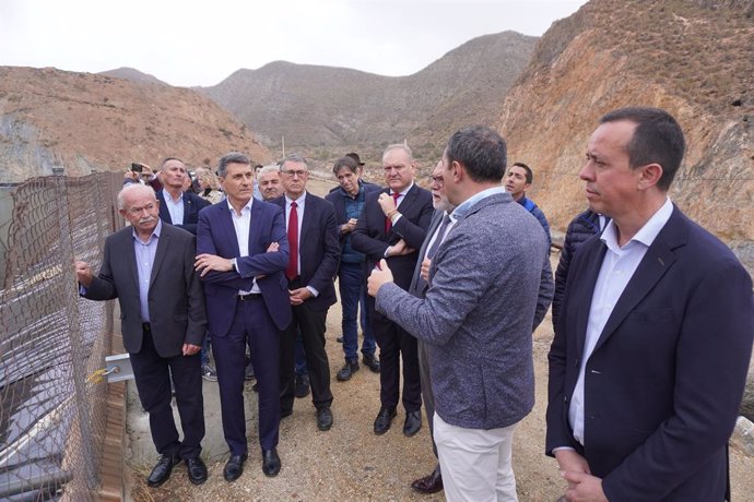 Visita a las obras para dotar de una planta solar fotovoltaica el sistema de riego de la Ballabona, en Cuevas del Almanzora (Almería).