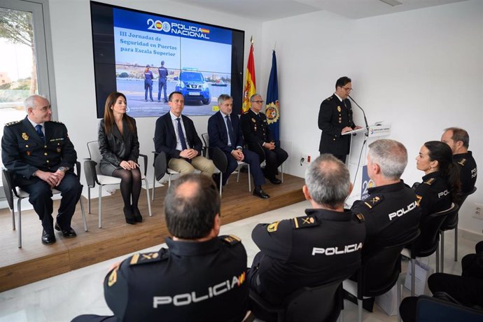 Foto de clausura de las jornadas de Policía Nacional en el Puerto de Almería