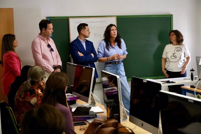 La consejera de Inclusión Social, Juventud, Familias e Igualdad, Loles López, ha acudido este viernes en Manzanilla (Huelva) a la inauguración del curso de formación dedicado a los cuidados sociosanitarios en Manzanilla (Huelva).