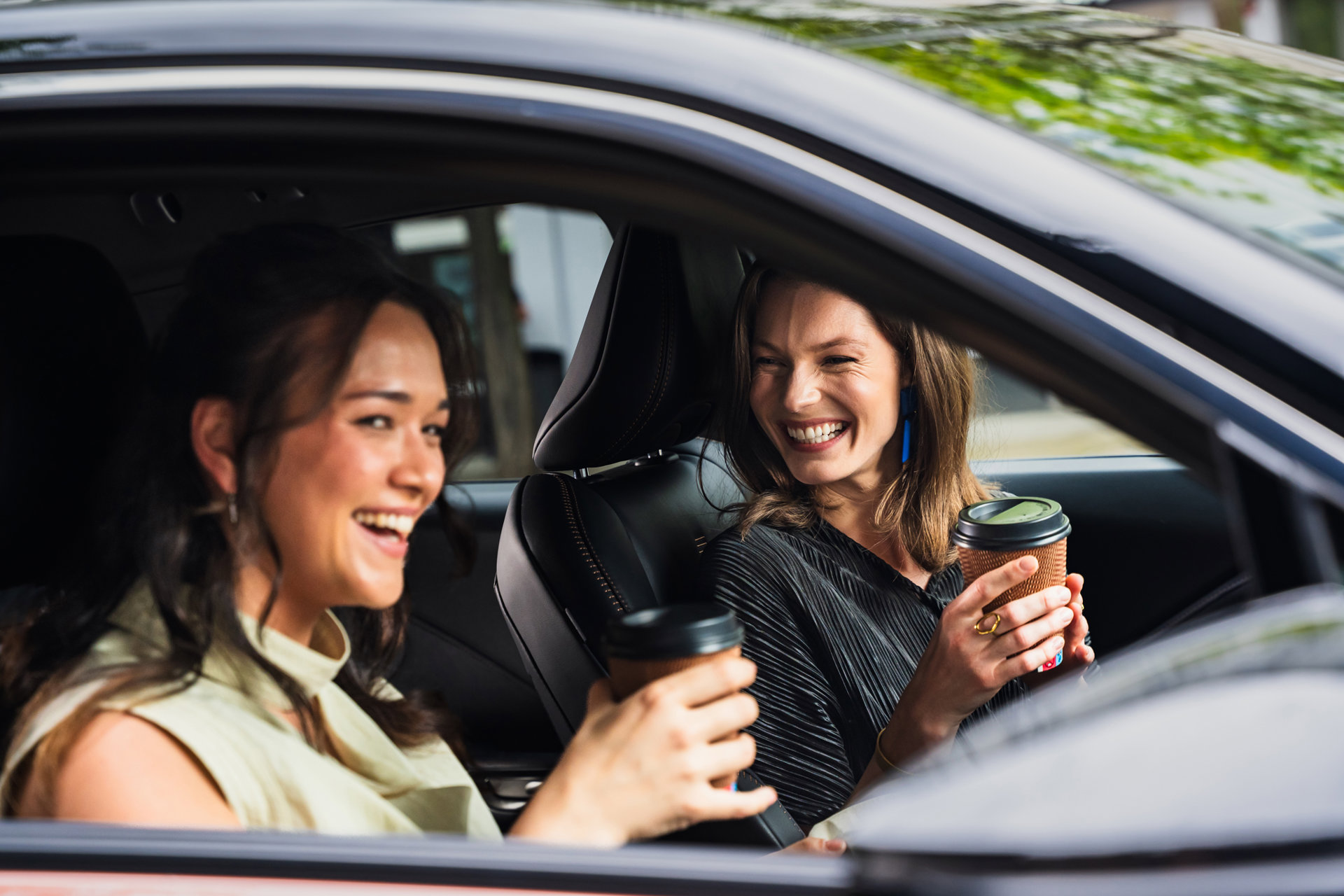 Dos mujeres en el interior de un Lexus LBX