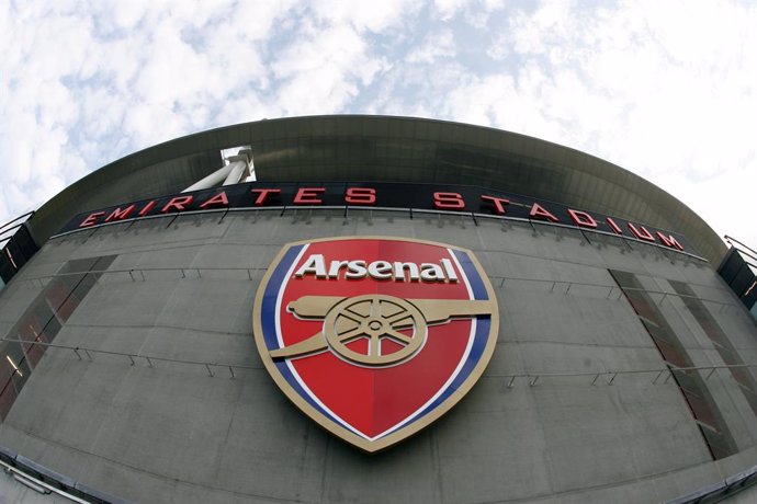 Archivo - FILED - 06 August 2006, England, London: A view of the emblem of the English football club Arsenal is pictured on the entrance of the club's Emirates Stadium in London. Arsenal announced on Wednesday that they plan to make 55 staff redundant bec