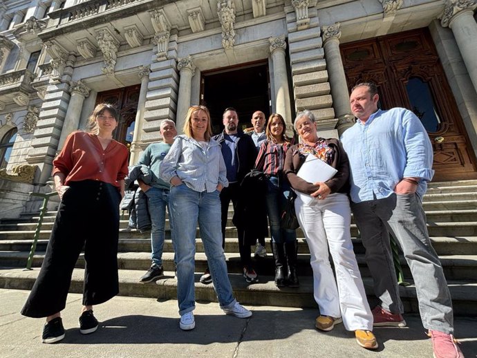 Reunión de la diputada del Grupo Mixto en la Junta General del Principado de Asturias (JGPA), Covadonga Tomé, con representantes de los trabajadores del hospital de Jove, de Gijón.