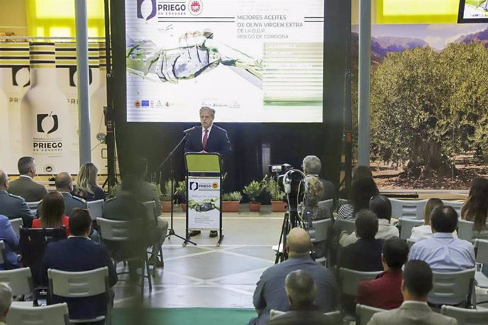 El presidente de la Diputación de Córdoba, Salvador Fuentes, en el acto de entrega de los Premios a los Mejores Aceites de Oliva Virgen Extra de la Denominación de Origen Priego de Córdoba.