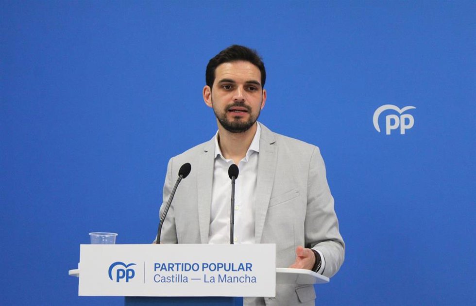 El diputado autonómico del PP en las Cortes de Castilla-La Mancha, Santiago Serrano, en rueda de prensa.