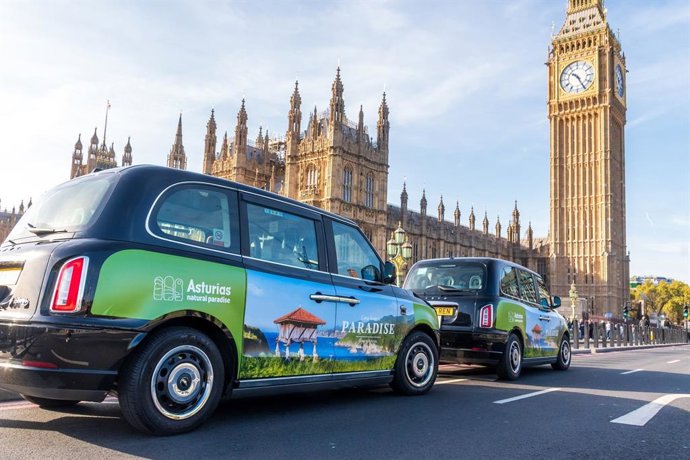 Archivo - Taxis en Londres con publicidad de Asturias.